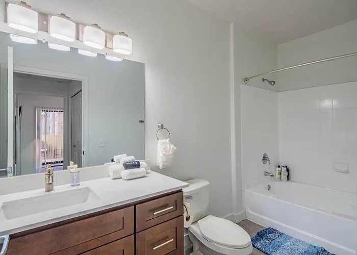 Steps To Stadium With Pool Gym Balcony Parking Wd Apartment Glendale